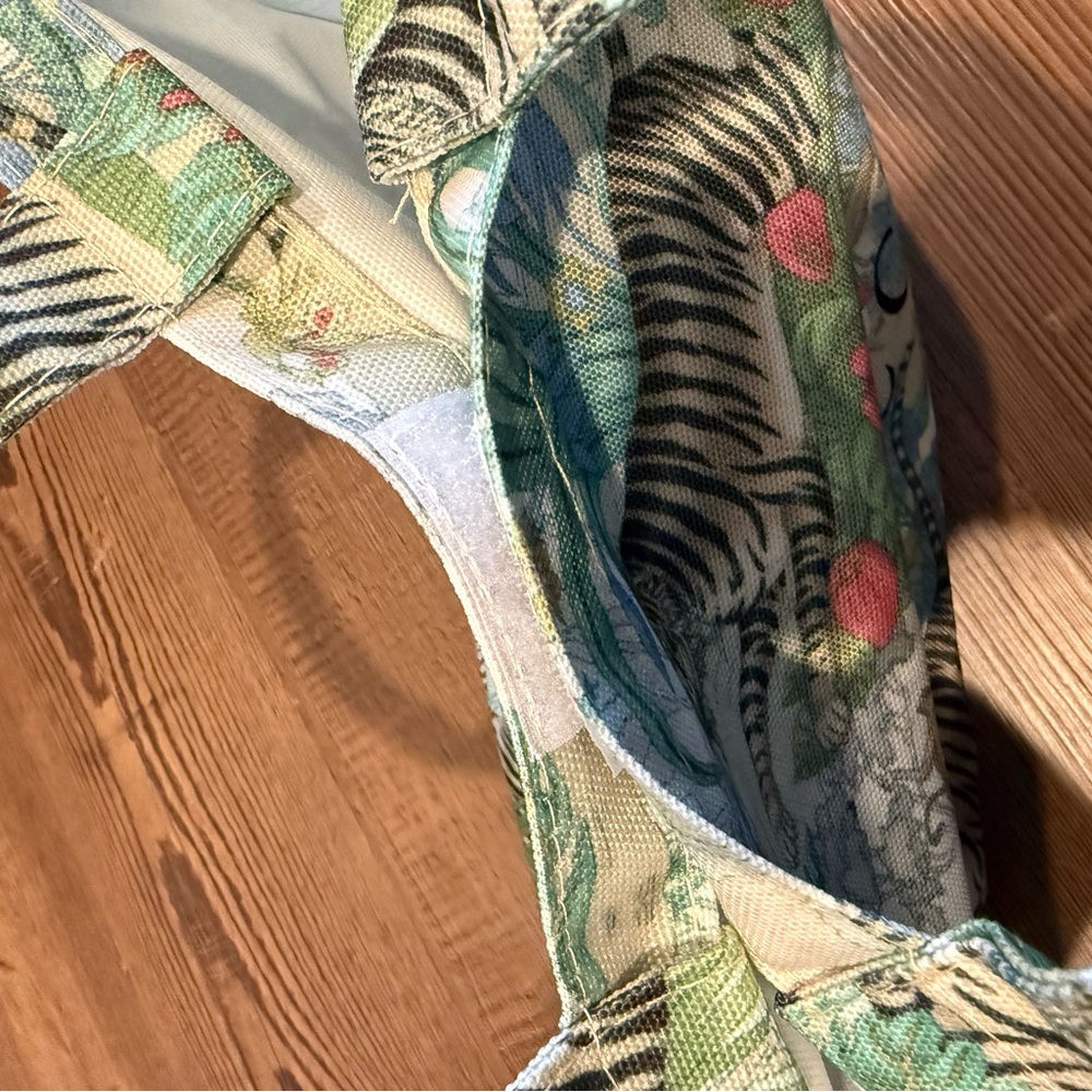GUCCI BEAUTY GWP Limited Edition Tiger Tote - Picture 9 of 12